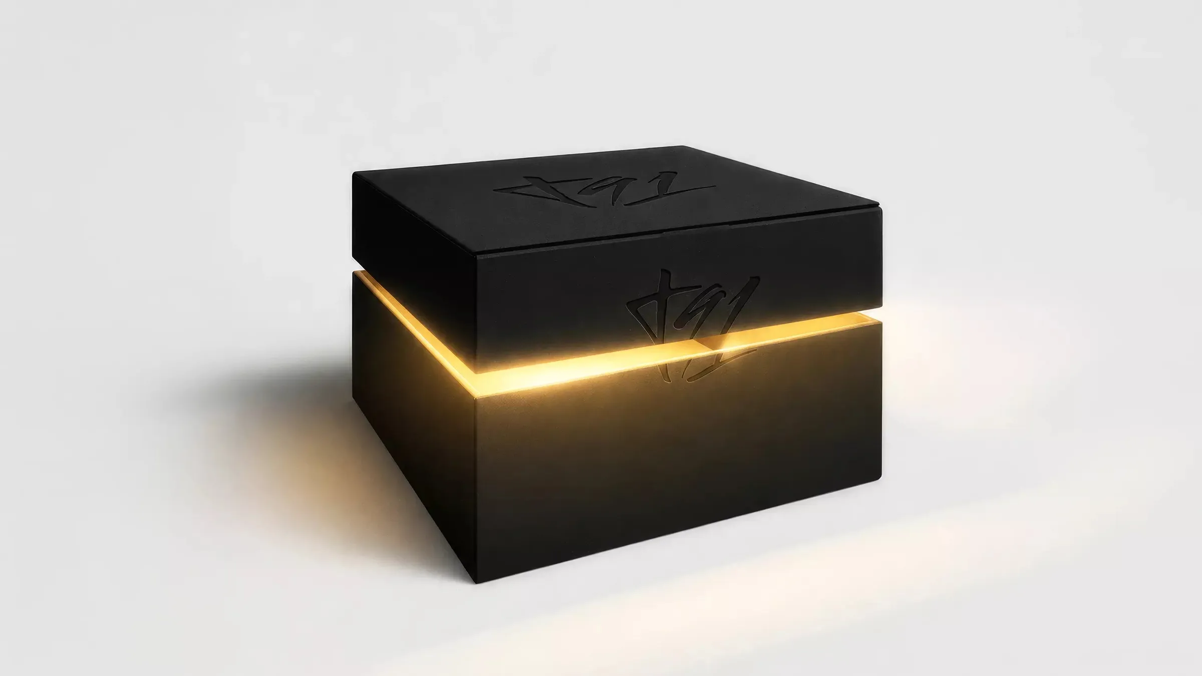 Mystery Box T91, scatola nera con luce dorata