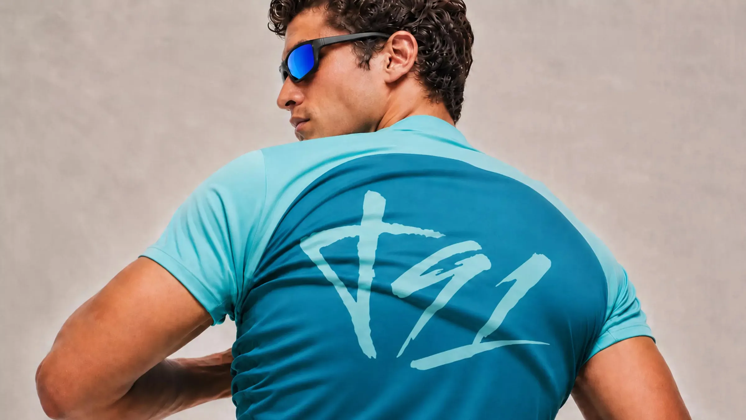 Giocatore di spalle con la t-shirt Halo T91